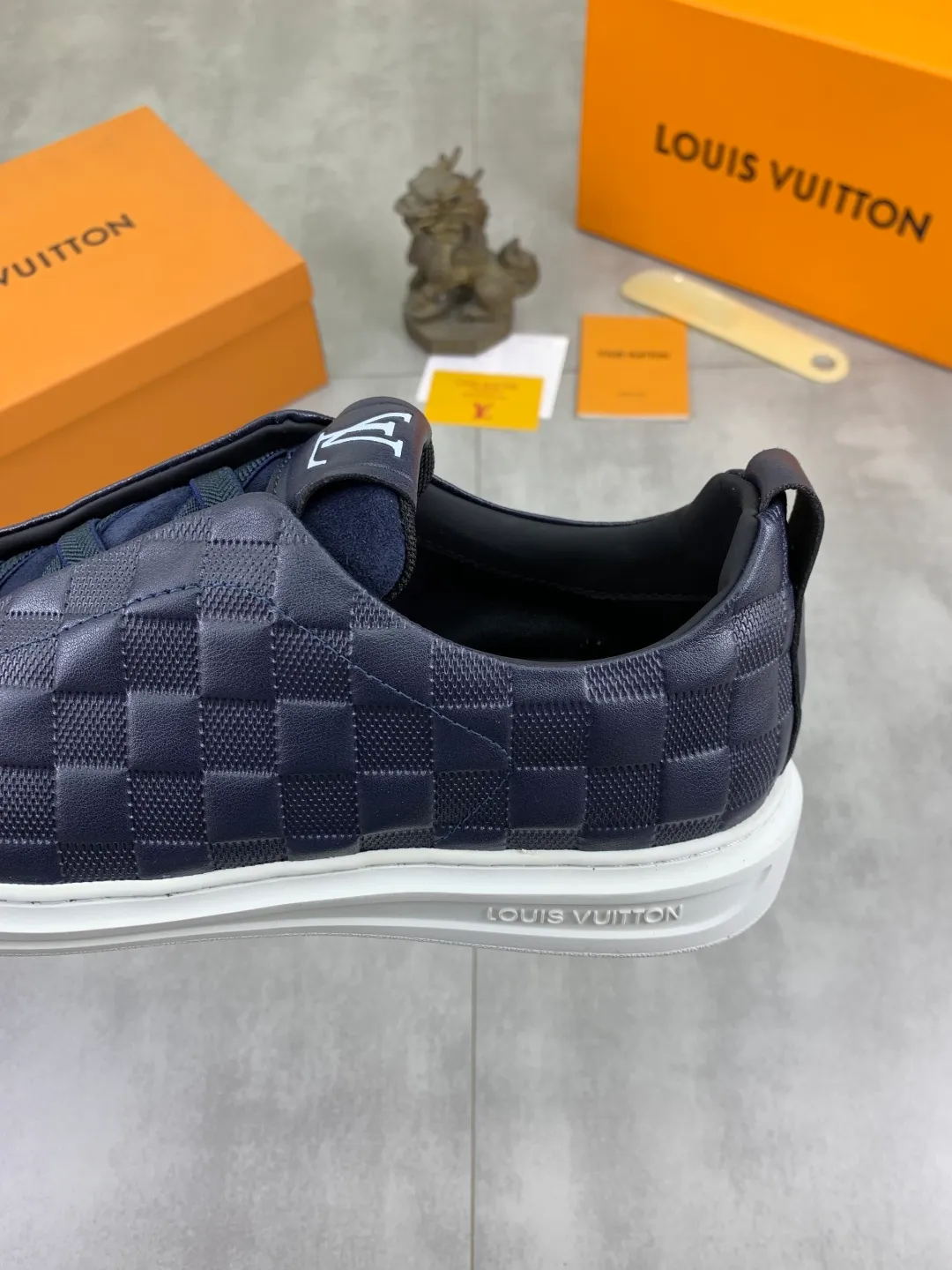 Men's men's shoes P440💰【Real price】Yangli🆘 💭💭New model launched【LOUlS VUlTTON】Louis Vuitton's new low-top men's shoes, high quality, support inspection! This style comes from Italy, very energetic and creative, giving people a comfortable and atmospheric visual impact❗Synchronization, the upper is made of silk calfskin with the original LV, imported soft sheepskin lining🐑Purely hand-stitched; LV original rubber outsole 4️⃣colors available Code number: 38~44